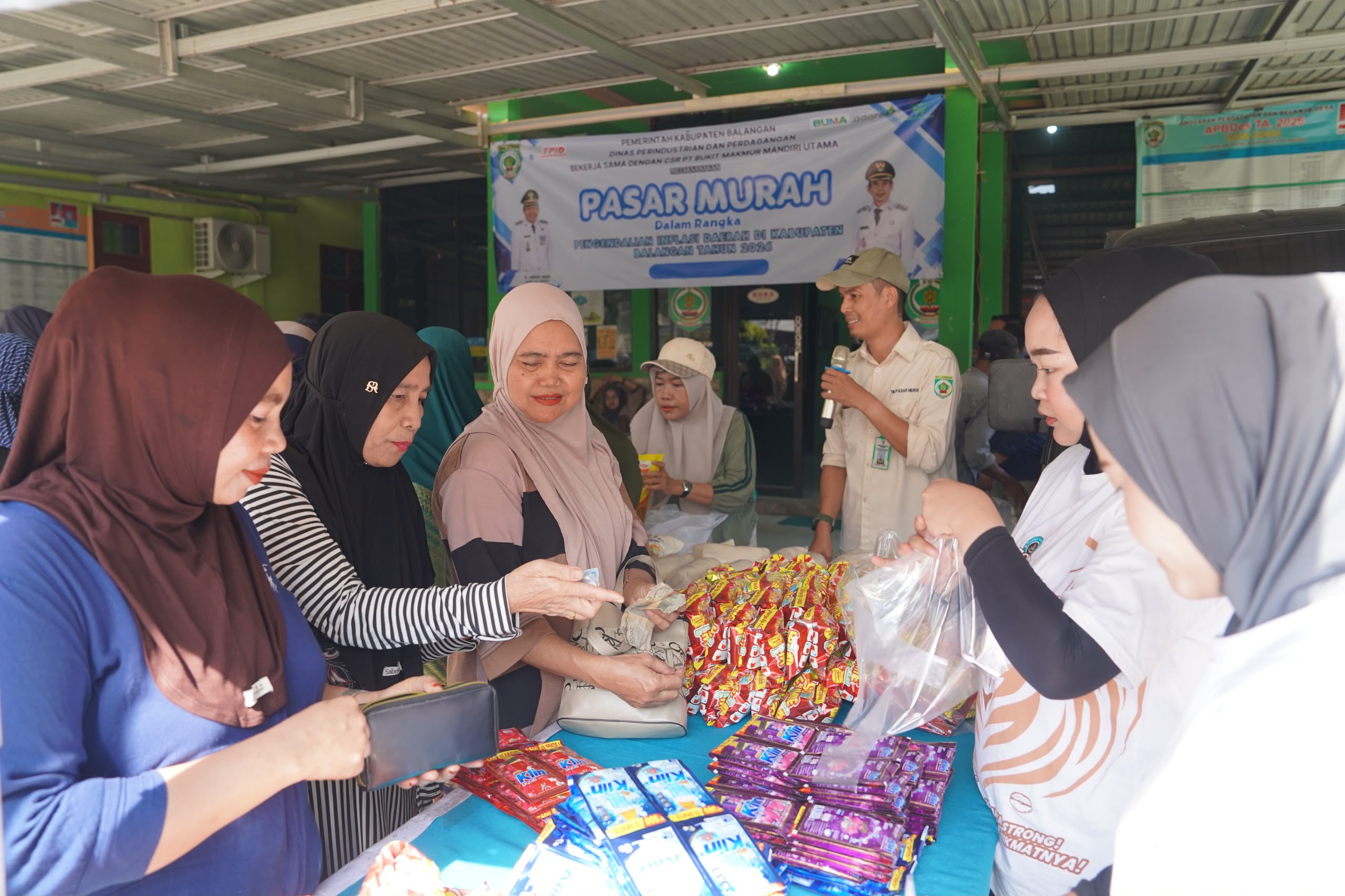 Warga Desa Dahai mengantre untuk membeli kebutuhan pokok pada kegiatan pasar murah Disperindag Balangan.