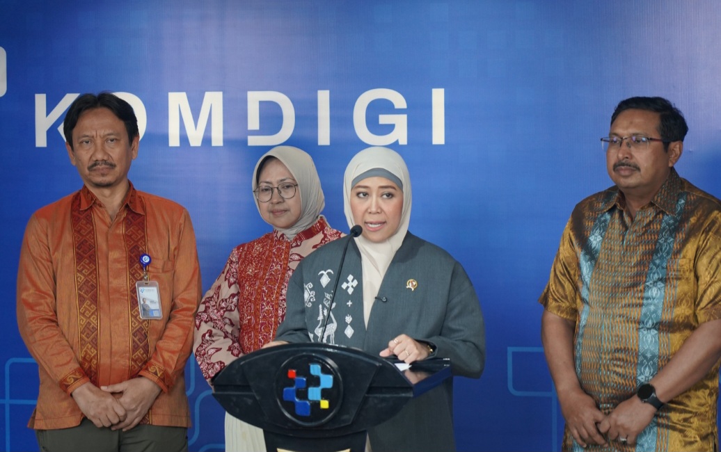 Menteri Komunikasi dan Digital Meutya Hafid mengumumkan pemenang lelang frekuensi 700 MHz dan 2,6 GHz.