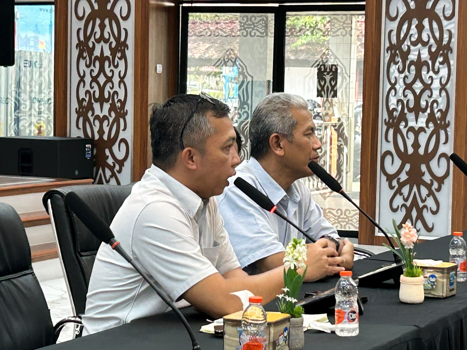 Manajemen PLN UID Kalselteng memberikan keterangan usai menerima audiensi mahasiswa di Banjarbaru.
