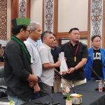 Mahasiswa menyerahkan lima tuntutan kepada manajemen PLN UID Kalselteng saat audiensi di Banjarbaru.