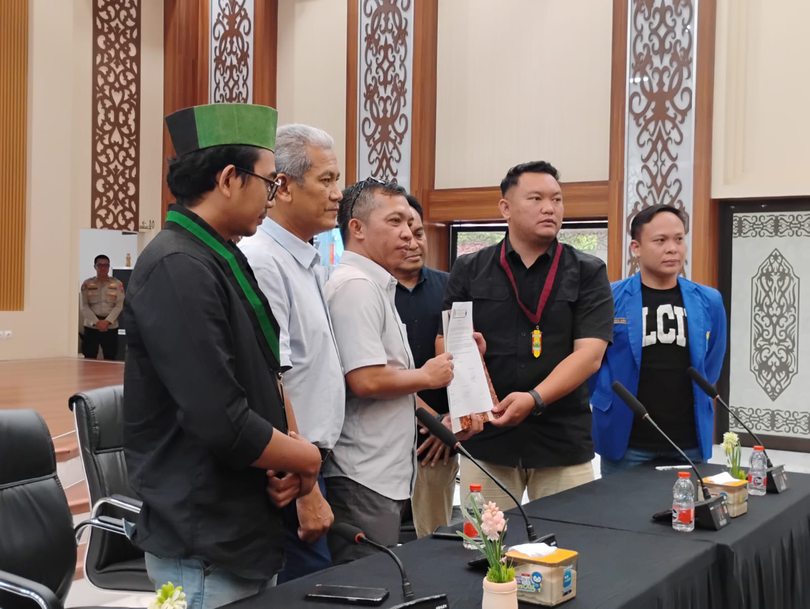 Mahasiswa menyerahkan lima tuntutan kepada manajemen PLN UID Kalselteng saat audiensi di Banjarbaru.