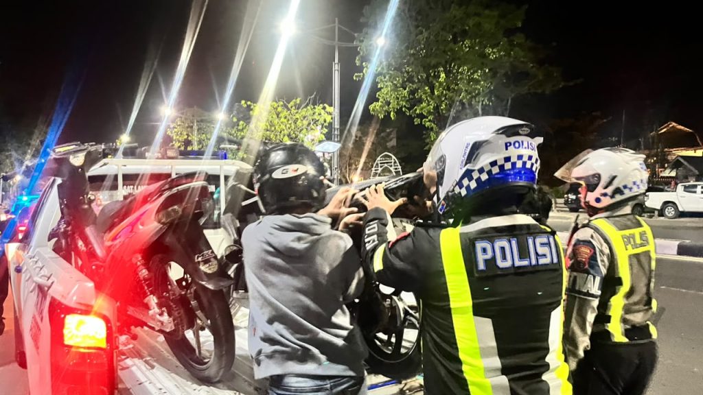 Personel Sat Lantas Polresta Banjarmasin mengamankan tiga sepeda motor saat patroli pencegahan balap liar pada Sabtu dini hari.