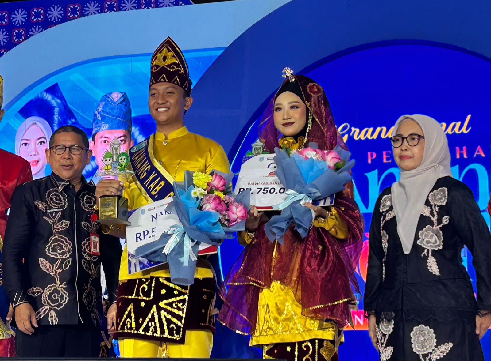 Nanang dan Galuh Banjar 2026 menerima selempang pada malam grand final di Banjarbaru.