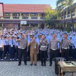 Personel Satlantas Polresta Banjarmasin memberikan edukasi etika berlalu lintas kepada siswa SMP Negeri 2 Banjarmasin.
