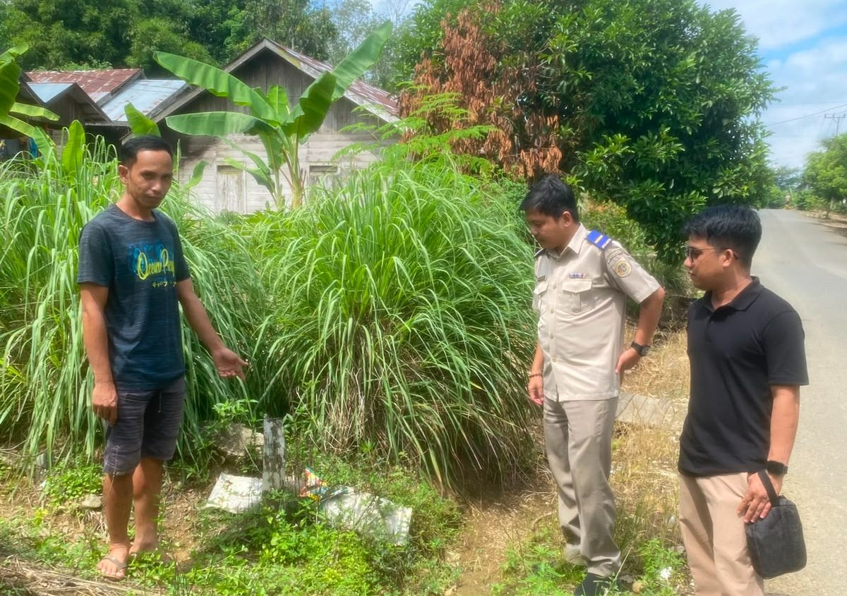 Petugas Kantor Pertanahan Kabupaten Balangan melaksanakan pemeriksaan lapang Program PTSL 2026 di Desa Tabuan.