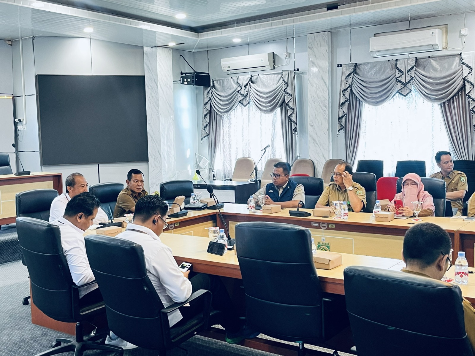 Kantor Pertanahan Kabupaten Balangan mengikuti rapat rencana pembangunan jaringan listrik desa di Kabupaten Balangan.