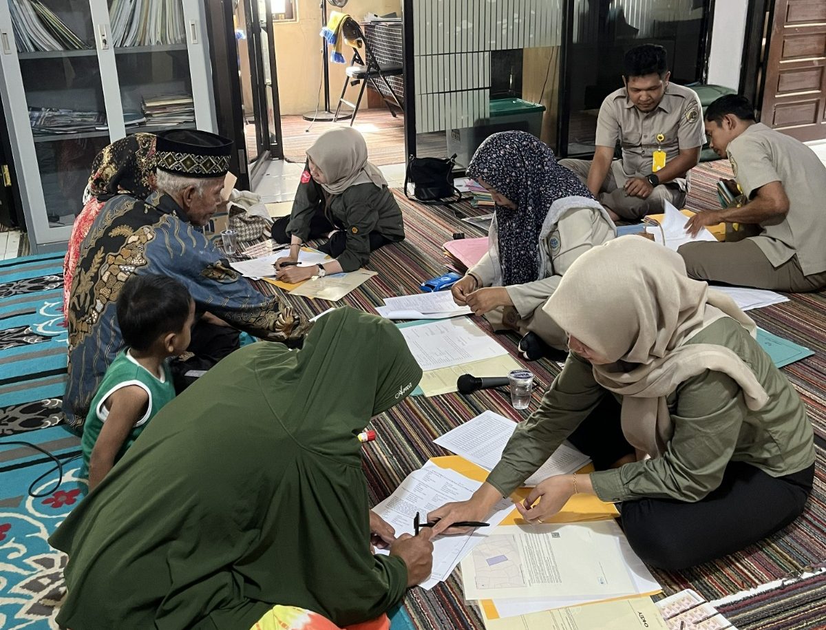 Kantor Pertanahan Kabupaten Balangan menyerahkan 239 sertipikat hak atas tanah Program PTSL kepada masyarakat Desa Buntu Karau.