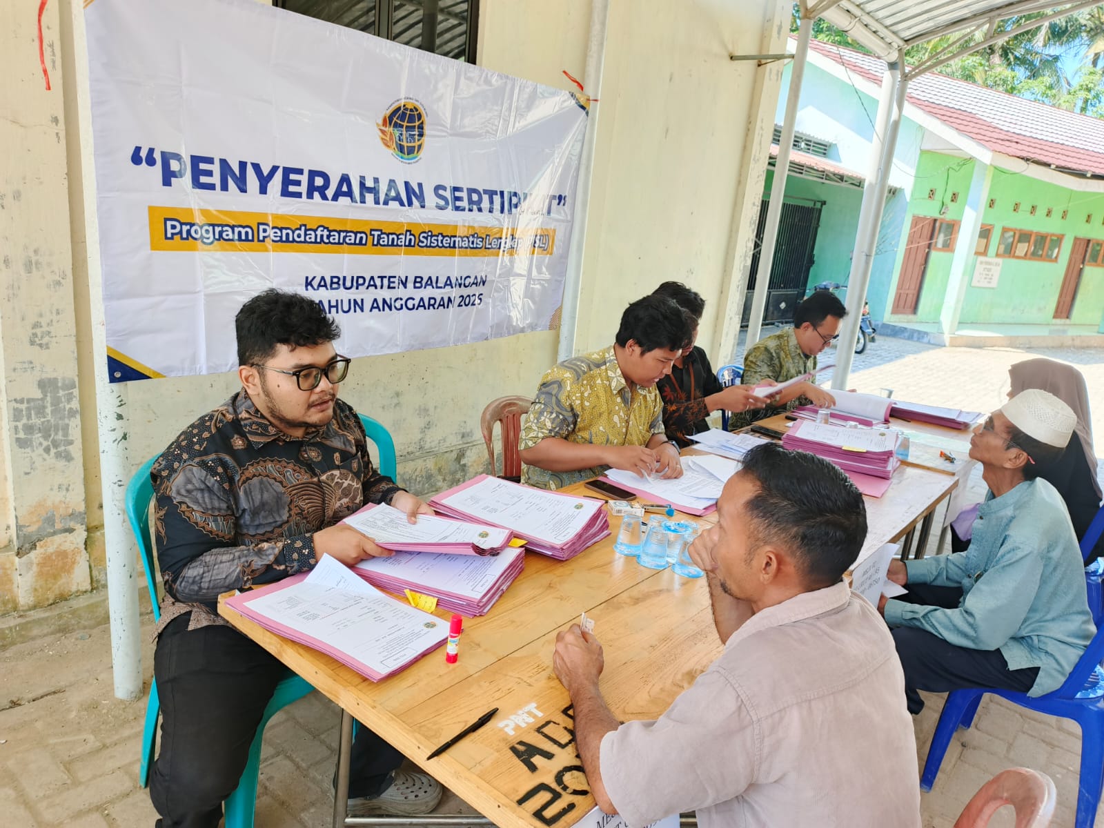 Kantor Pertanahan Balangan Serahkan Sertipikat PTSL kepada Warga Desa Panaitan