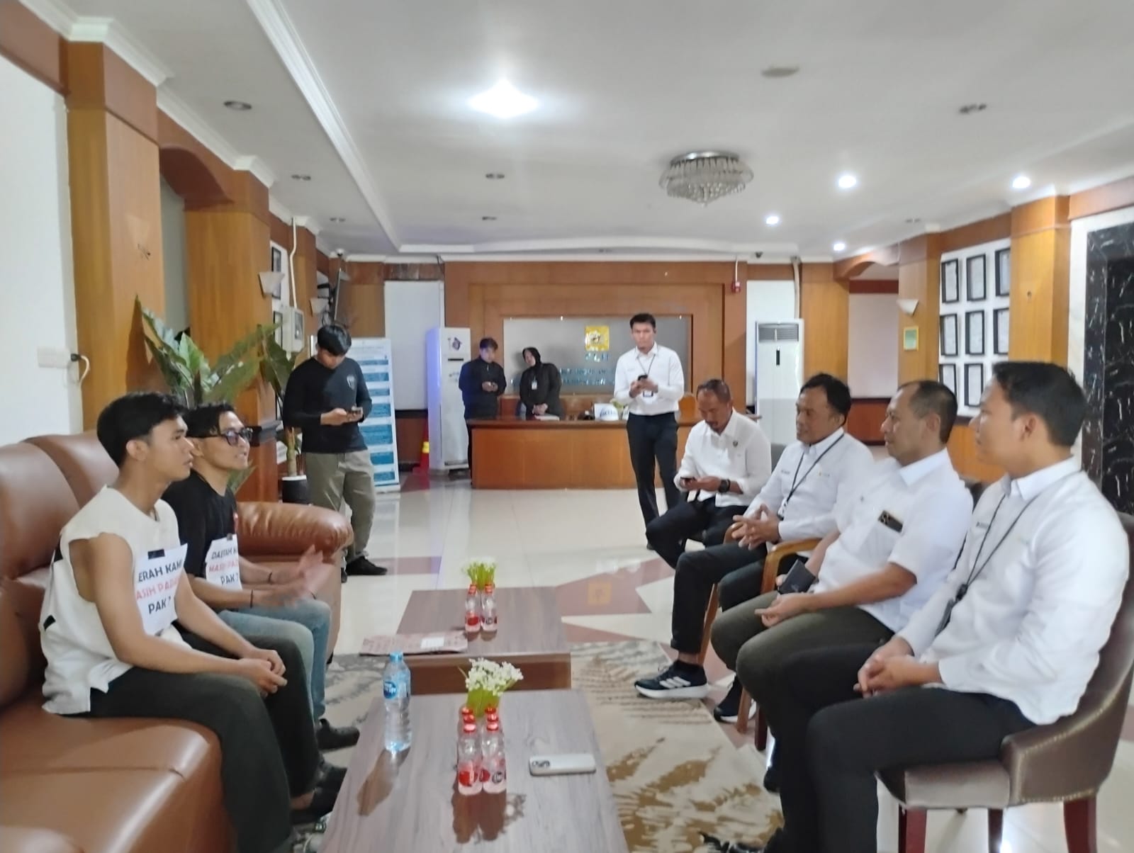 Perwakilan PLN UID Kalselteng memberikan keterangan mengenai undangan dialog dari Forum Demokrasi Milenial.