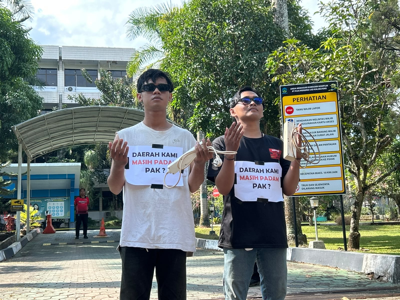 Dua anggota Forum Demokrasi Milenial menyerahkan surat dialog terbuka kepada PLN UID Kalselteng di Banjarbaru.