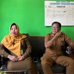 Lurah Syamsudin Noor memberikan keterangan mengenai mediasi sengketa rumah Nana di Kantor Kelurahan Syamsudin Noor.
