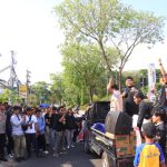 Personel Polresta Banjarmasin mengamankan aksi unjuk rasa di depan Kantor PT PLN UP3 Banjarmasin.