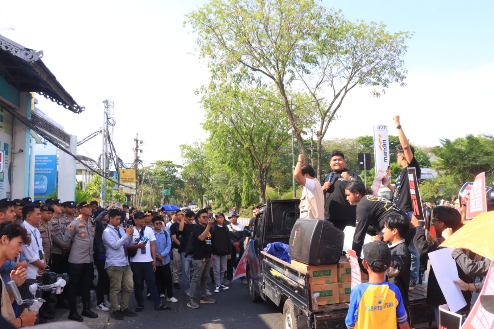 Personel Polresta Banjarmasin mengamankan aksi unjuk rasa di depan Kantor PT PLN UP3 Banjarmasin.