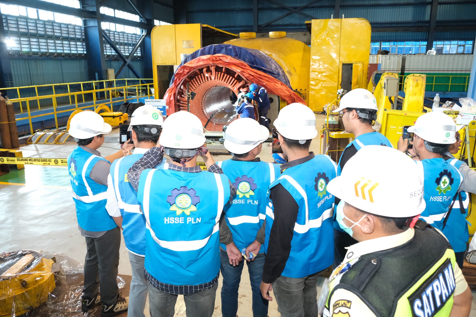 Teknisi melakukan perbaikan generator Unit 3 PLTU Asam-Asam di Kabupaten Tanah Laut.