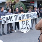 Aliansi Masyarakat Kalimantan Selatan Bersatu membacakan pernyataan sikap usai site visit di UBP PLTU Asam-Asam.