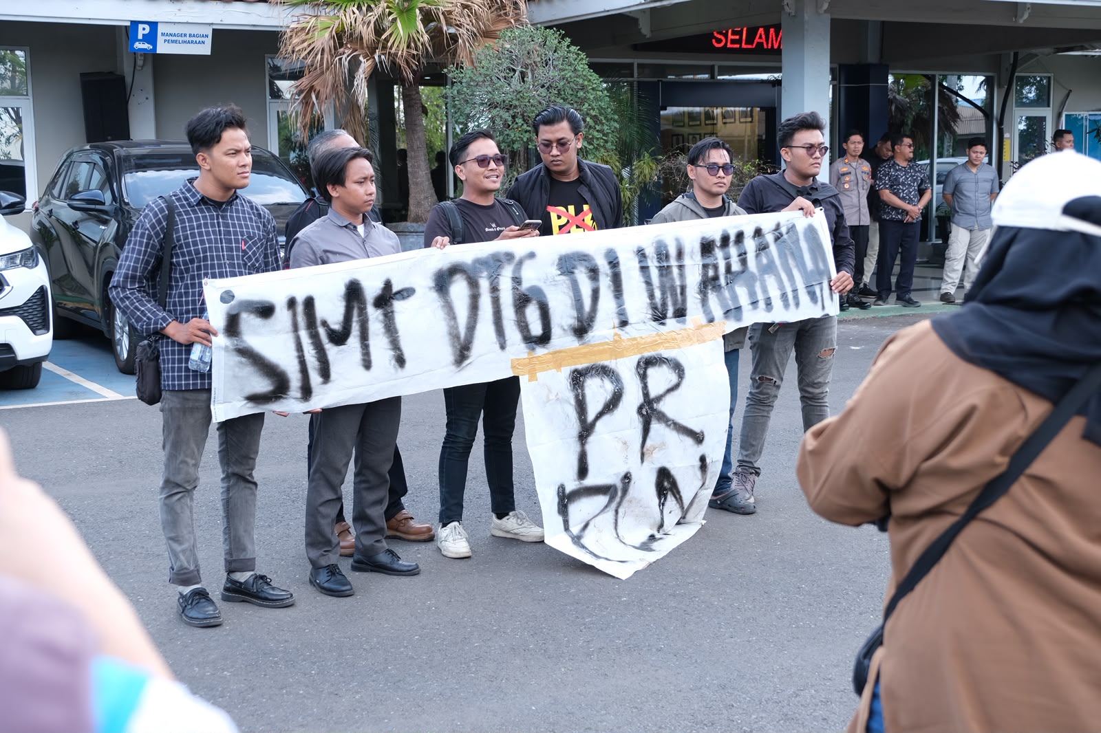 Aliansi Masyarakat Kalimantan Selatan Bersatu membacakan pernyataan sikap usai site visit di UBP PLTU Asam-Asam.