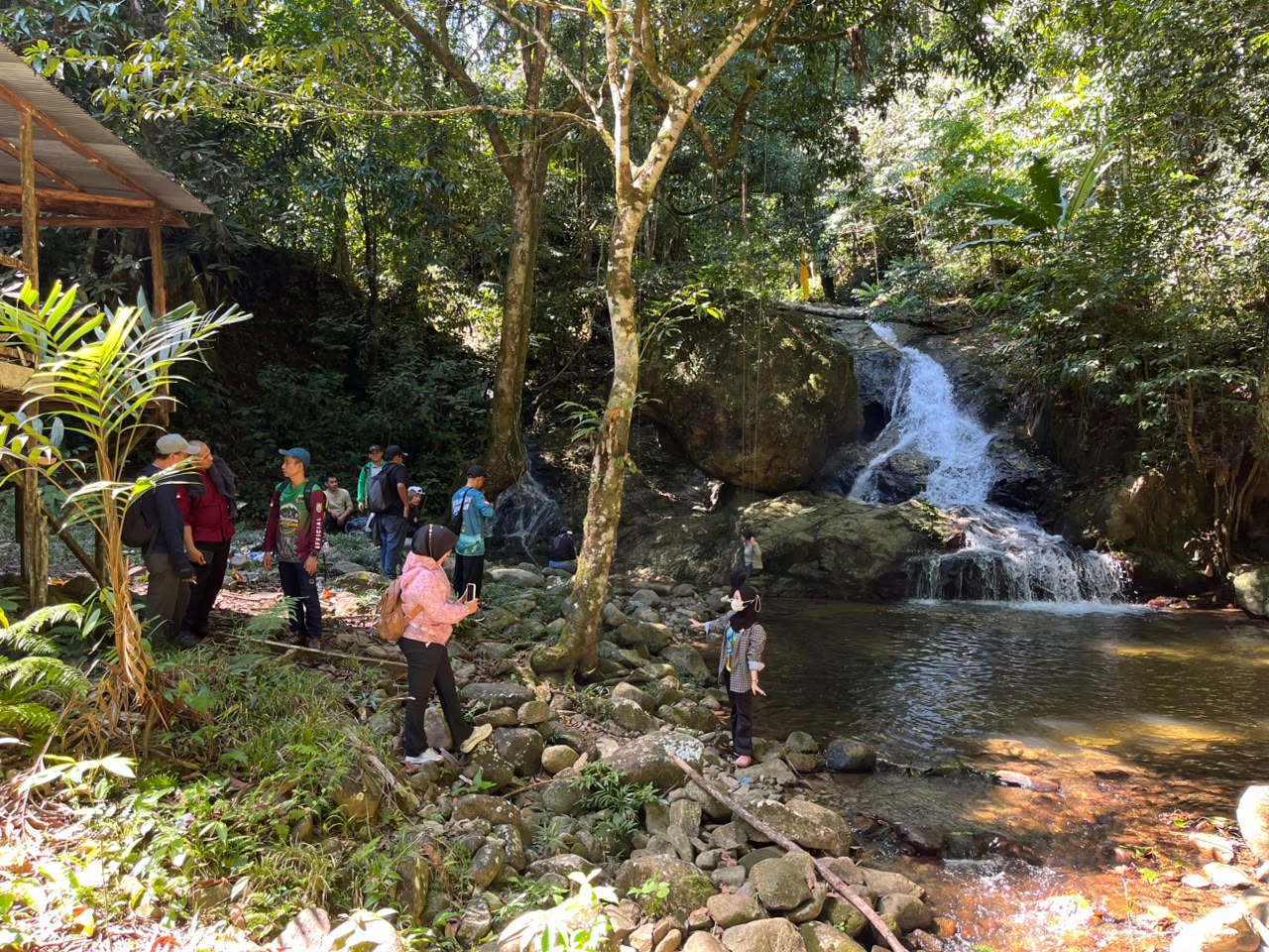 Tim DPMPTSP Balangan melakukan survei lokasi penyusunan IPRO di Kawasan Wisata Terpadu Tebing Tinggi.