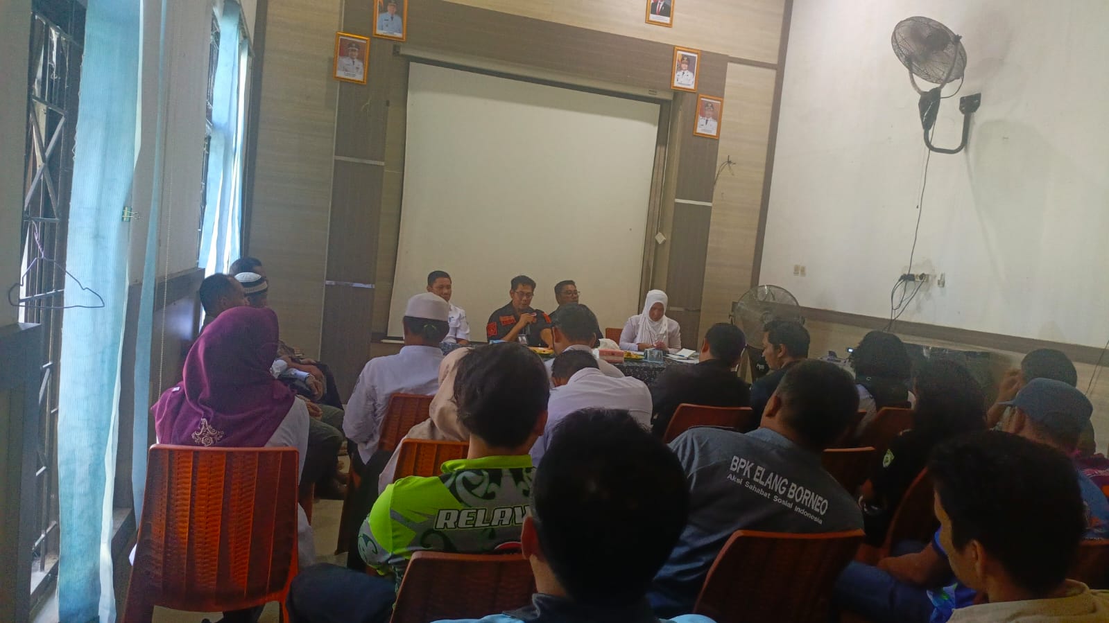 Rapat koordinasi Pemerintah Kecamatan Lampihong membahas penguatan tata kelola operasional Damkar pascakecelakaan di Desa Tampang.