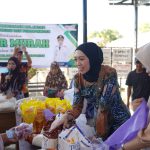 Warga membeli kebutuhan pokok pada pasar murah Disperindag Balangan di Desa Baruh Bahinu Luar.