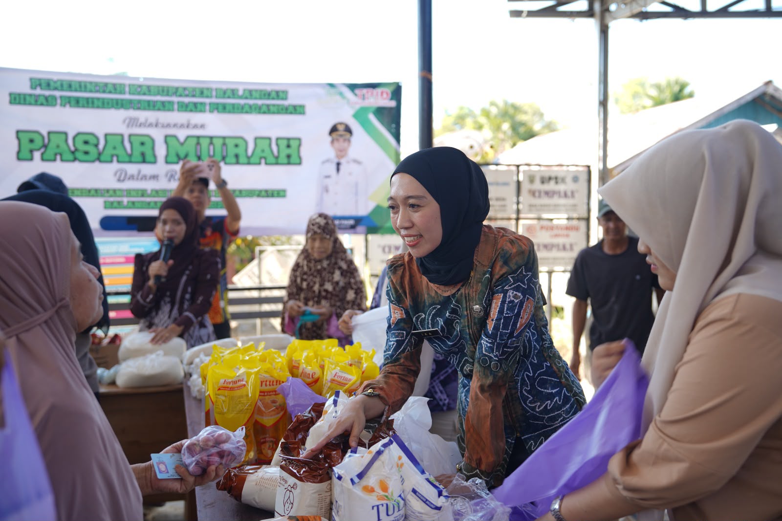 Warga membeli kebutuhan pokok pada pasar murah Disperindag Balangan di Desa Baruh Bahinu Luar.