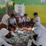 Peserta didik menunjukkan hasil kerajinan dari sampah anorganik dalam Program SAKURA di Kabupaten Balangan.