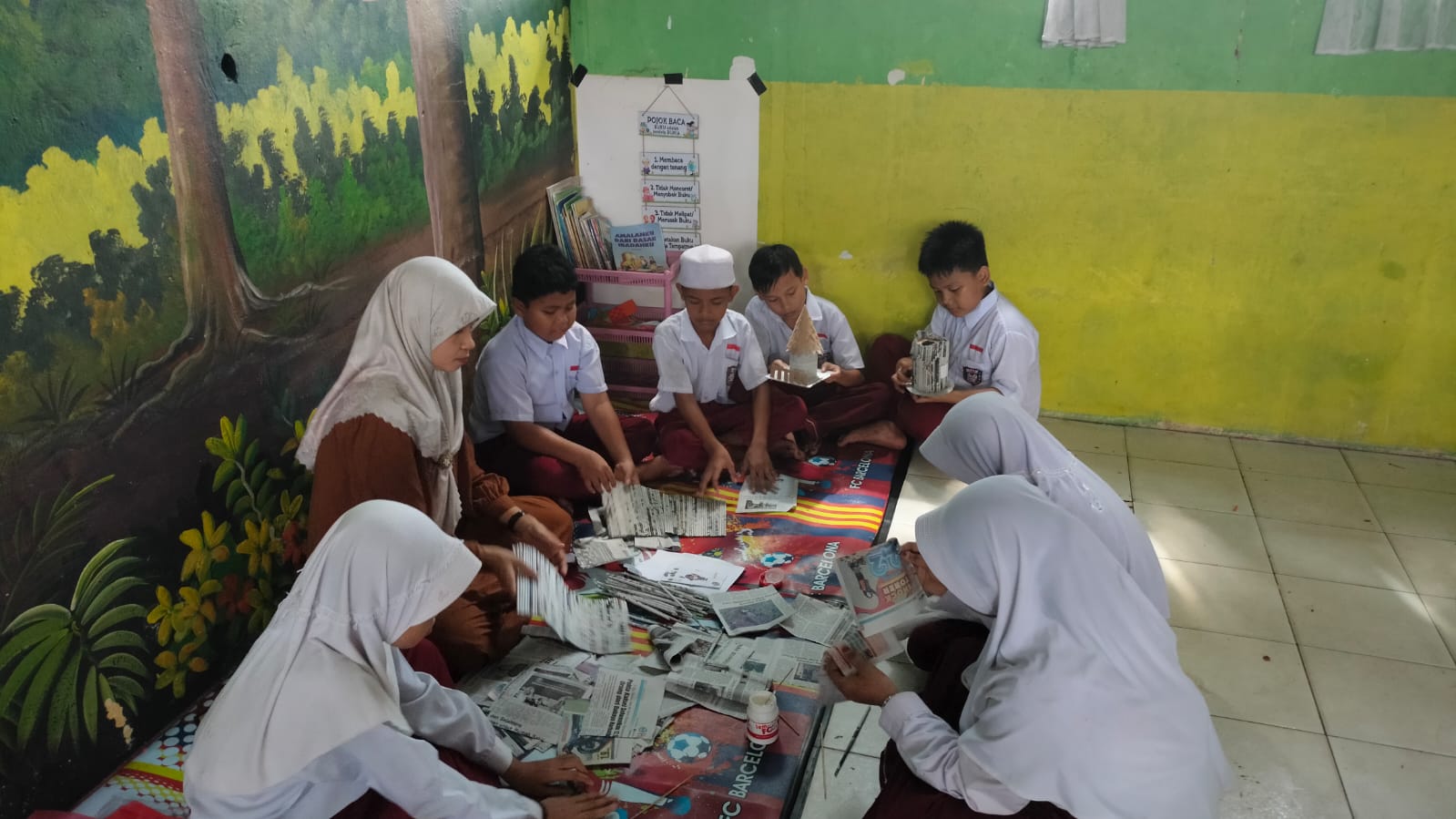Peserta didik menunjukkan hasil kerajinan dari sampah anorganik dalam Program SAKURA di Kabupaten Balangan.