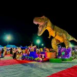Pengunjung menikmati wahana dinosaurus di Dino Planet Banjarbaru yang resmi dibuka sebagai destinasi wisata keluarga terbaru.