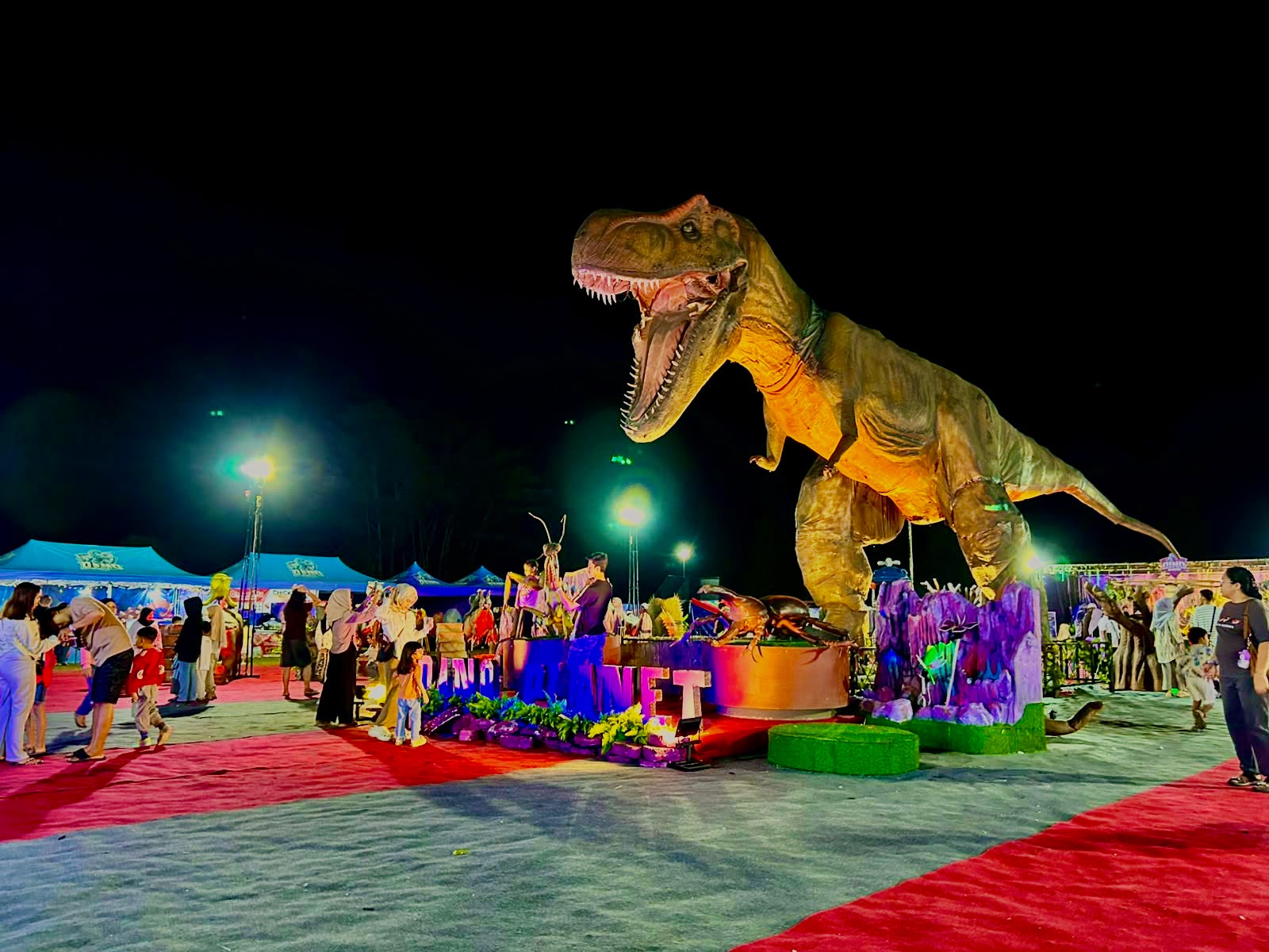 Pengunjung menikmati wahana dinosaurus di Dino Planet Banjarbaru yang resmi dibuka sebagai destinasi wisata keluarga terbaru.