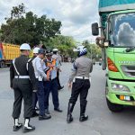 Petugas Dishub dan Polres Balangan menggelar operasi penegakan hukum LLAJ di Jalan A. Yani.