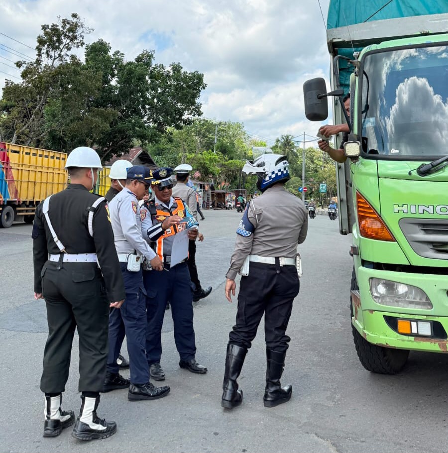 Petugas Dishub dan Polres Balangan menggelar operasi penegakan hukum LLAJ di Jalan A. Yani.