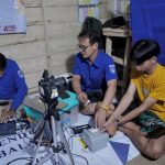 Petugas Disdukcapil Balangan melayani administrasi kependudukan warga melalui program DEWA CINTA di SDK Singsingan.