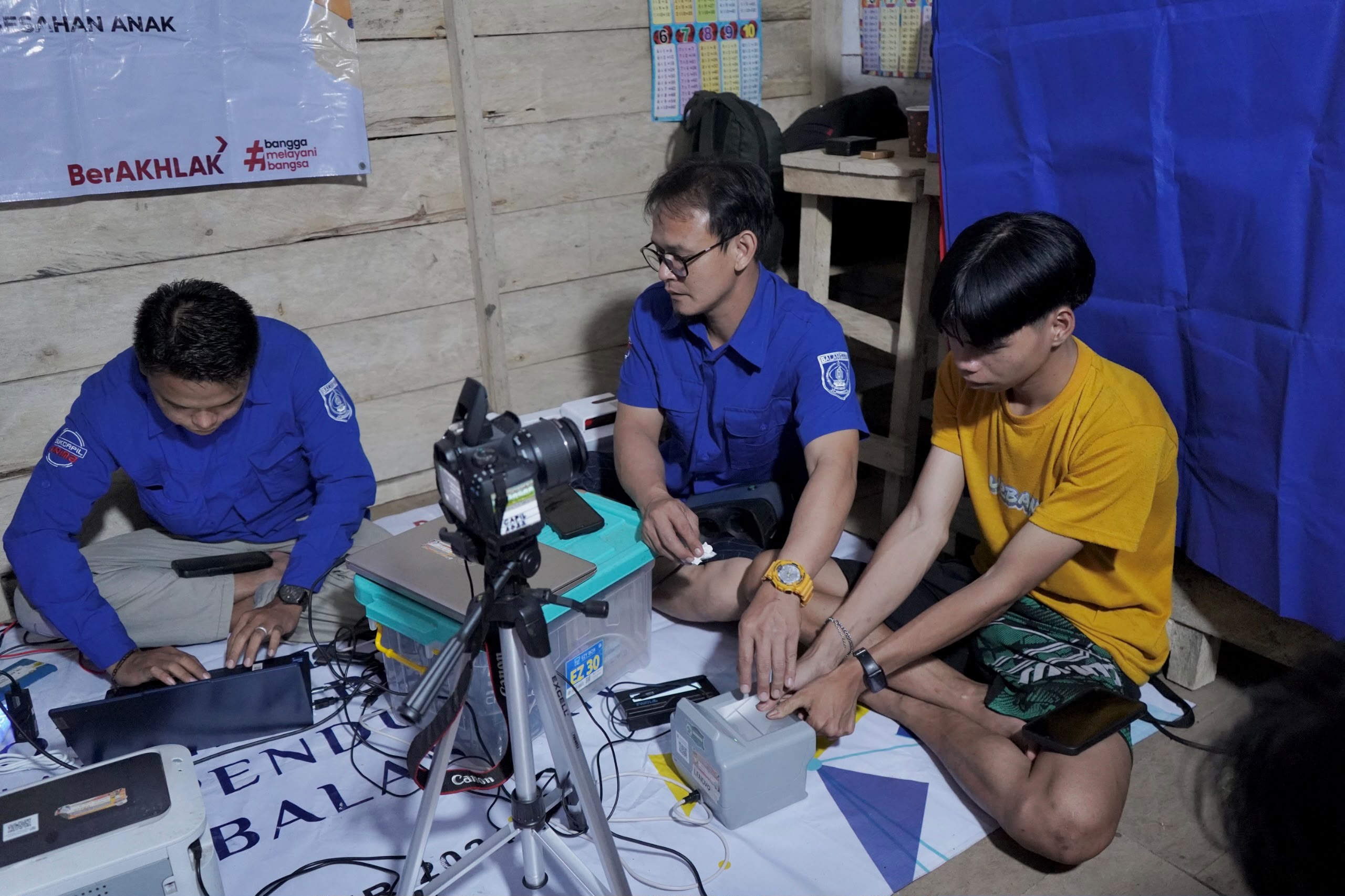 Petugas Disdukcapil Balangan melayani administrasi kependudukan warga melalui program DEWA CINTA di SDK Singsingan.