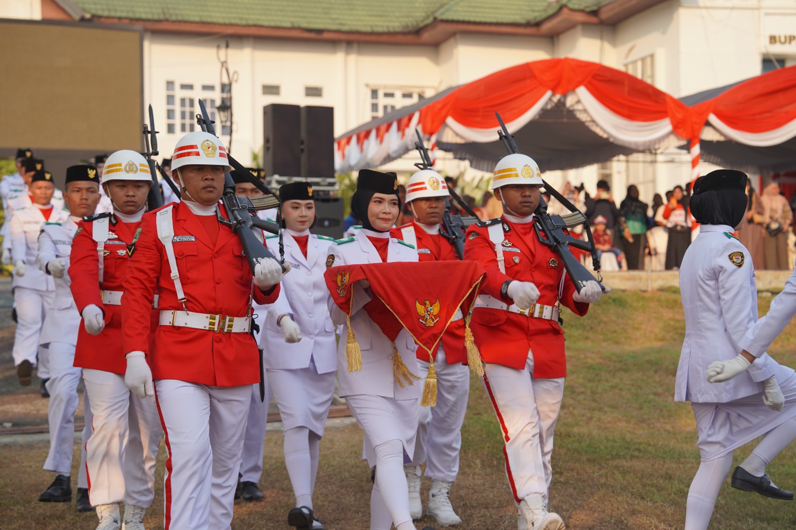 Siswi SMAN 1 Awayan Jadi Pembawa Baki Paskibraka Balangan