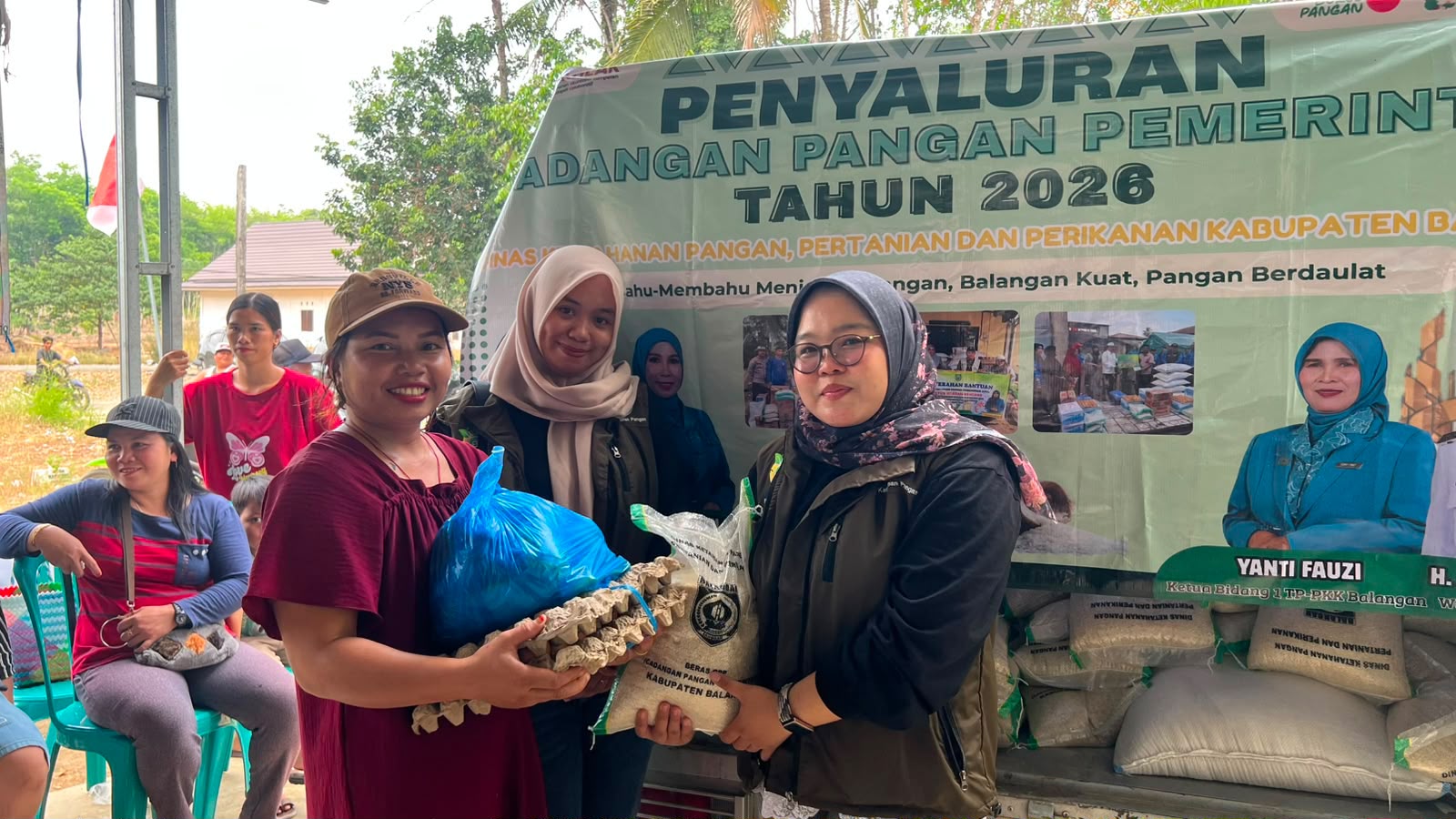 Penyaluran bantuan pangan CPP kepada warga Desa Mamigang Balangan