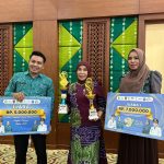 Tim TP PKK Kabupaten Balangan menerima penghargaan usai meraih juara pada Lomba B2SA dan Paduan Suara Mars PKK Tingkat Provinsi Kalimantan Selatan.