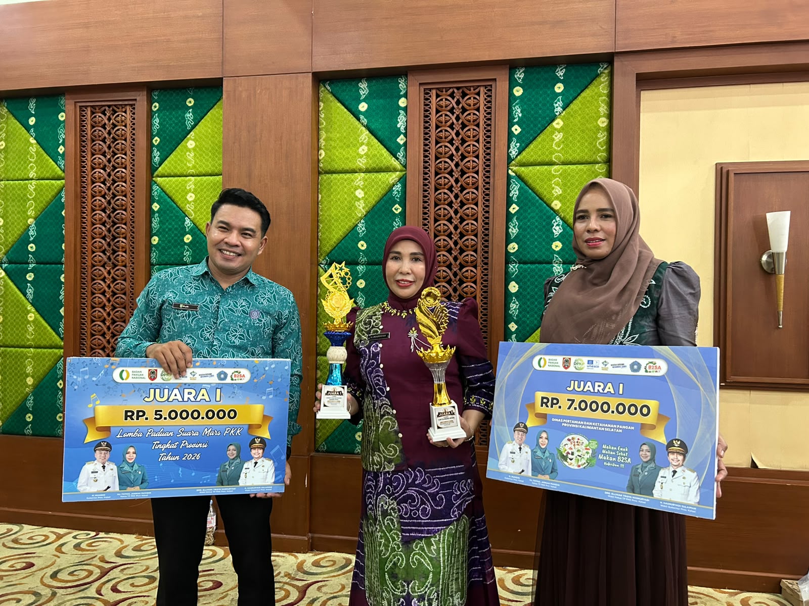 Tim TP PKK Kabupaten Balangan menerima penghargaan usai meraih juara pada Lomba B2SA dan Paduan Suara Mars PKK Tingkat Provinsi Kalimantan Selatan.