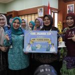 Ketua TP PKK Kabupaten Balangan menunjukkan dan mencicipi menu Juara I Lomba B2SA Tingkat Provinsi Kalimantan Selatan.