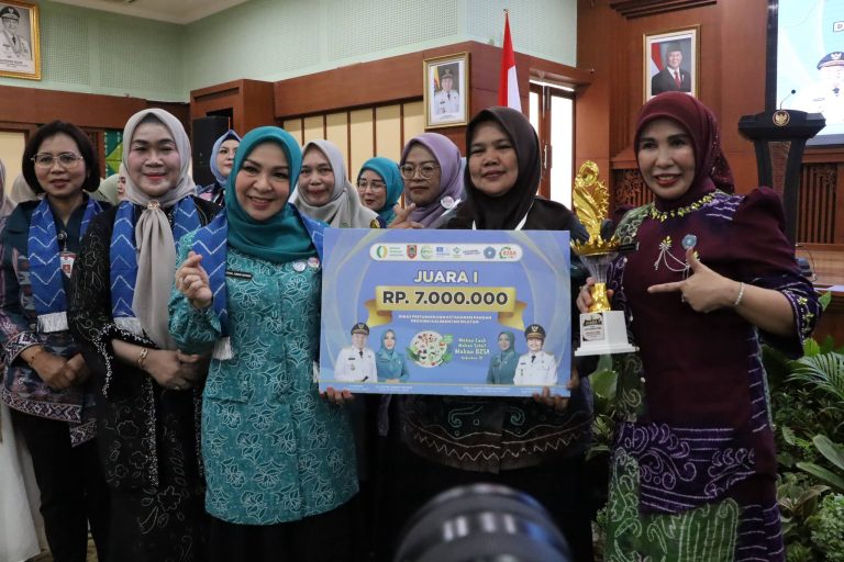Ketua TP PKK Kabupaten Balangan menunjukkan dan mencicipi menu Juara I Lomba B2SA Tingkat Provinsi Kalimantan Selatan.