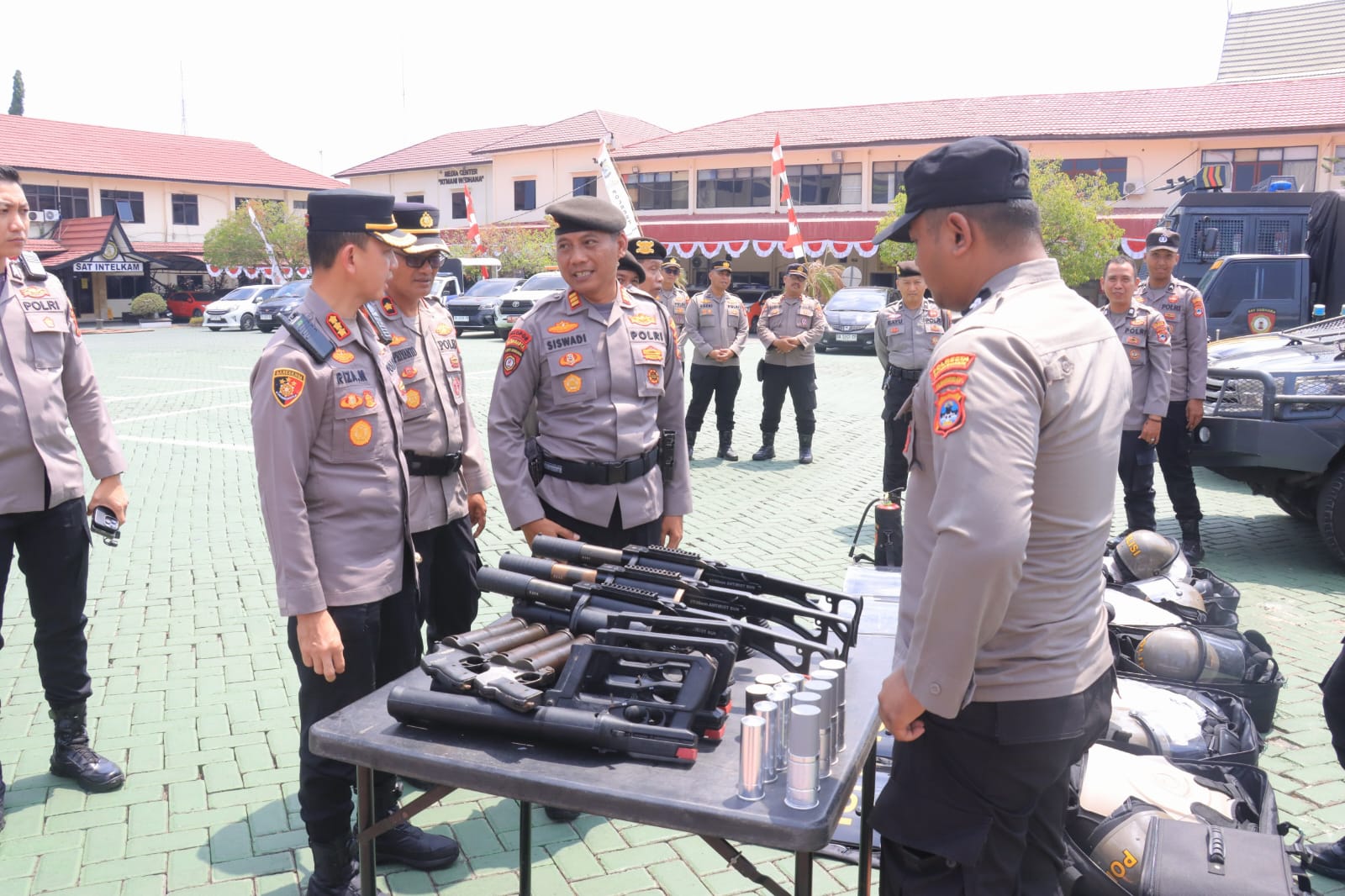 Kapolresta Banjarmasin Riza Muttaqin mengecek peralatan Dalmas
