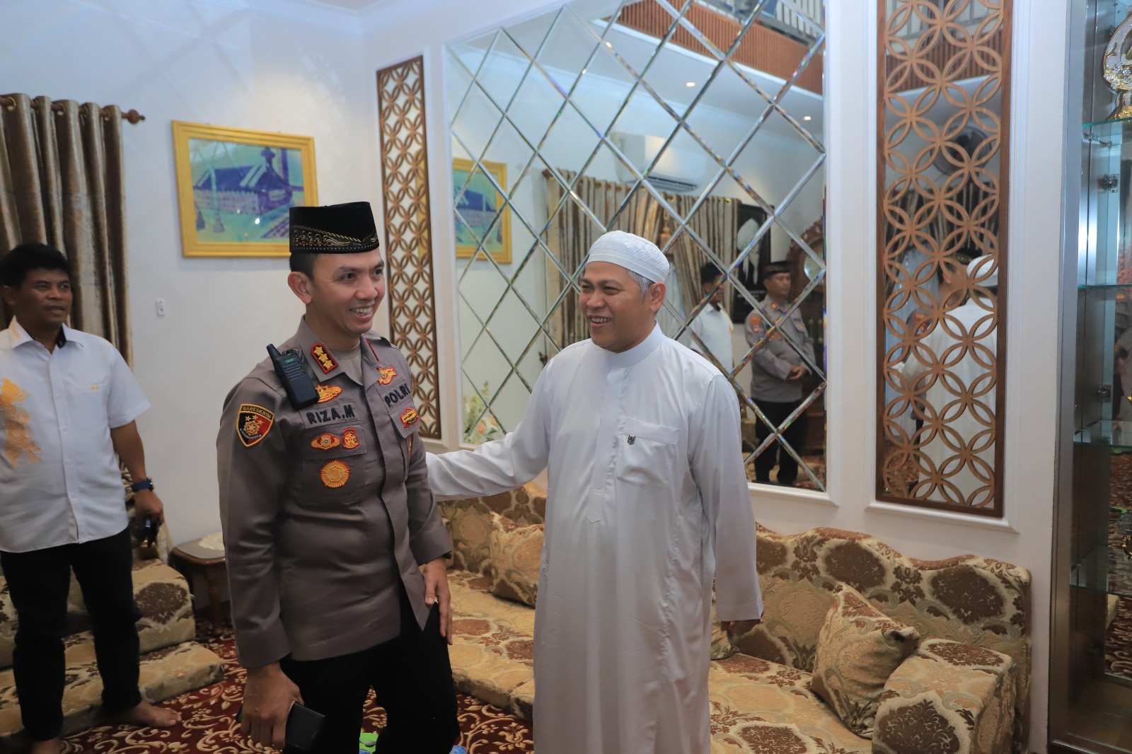 Kapolresta Banjarmasin Riza Muttaqin silaturahmi dengan Guru Busu