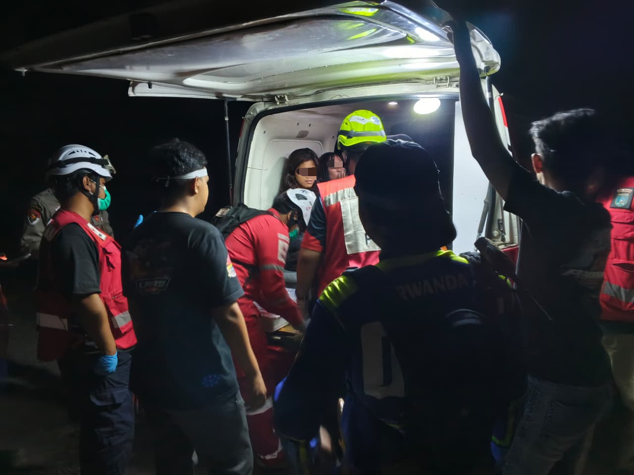 Tim gabungan mengevakuasi tiga pendaki wanita di Bukit Manjai Kabupaten Banjar