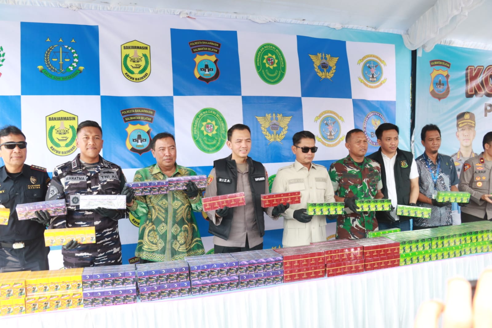 Polresta Banjarmasin memusnahkan barang bukti rokok ilegal