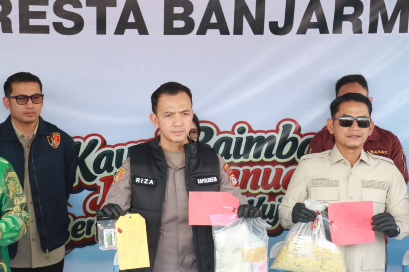 Forkopimda Banjarmasin menampilkan barang bukti 5.179 butir ekstasi