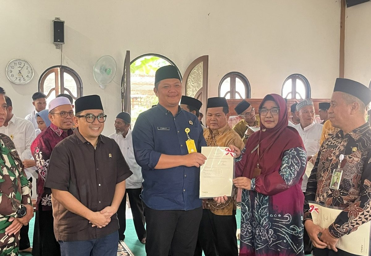 Fery Fadly Serahkan Sertipikat Wakaf kepada Masyarakat