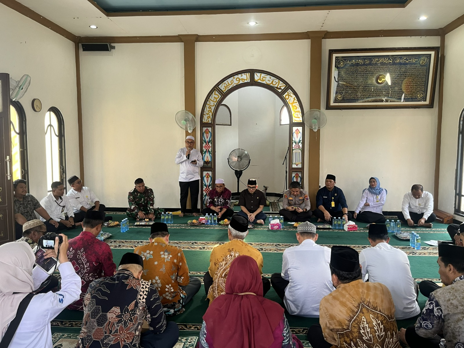 Penyerahan sertipikat tanah wakaf di Langgar Baiturrahman Hulu Sungai Tengah