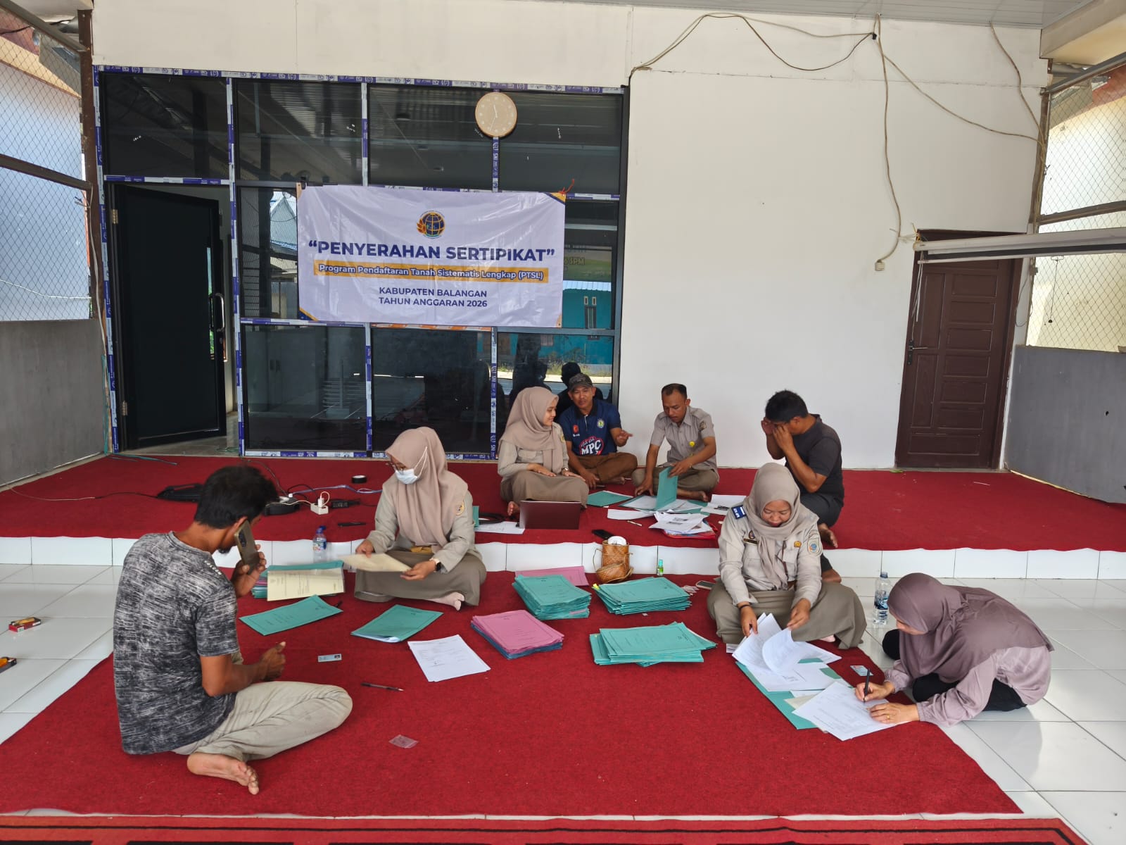 Penyerahan sertipikat PTSL kepada masyarakat Desa Mantimin oleh Kantah Balangan