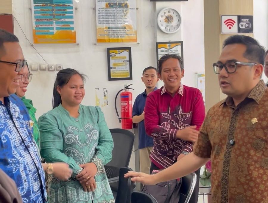Ketua Komisi II DPR RI meninjau pelayanan di Kantah Balangan