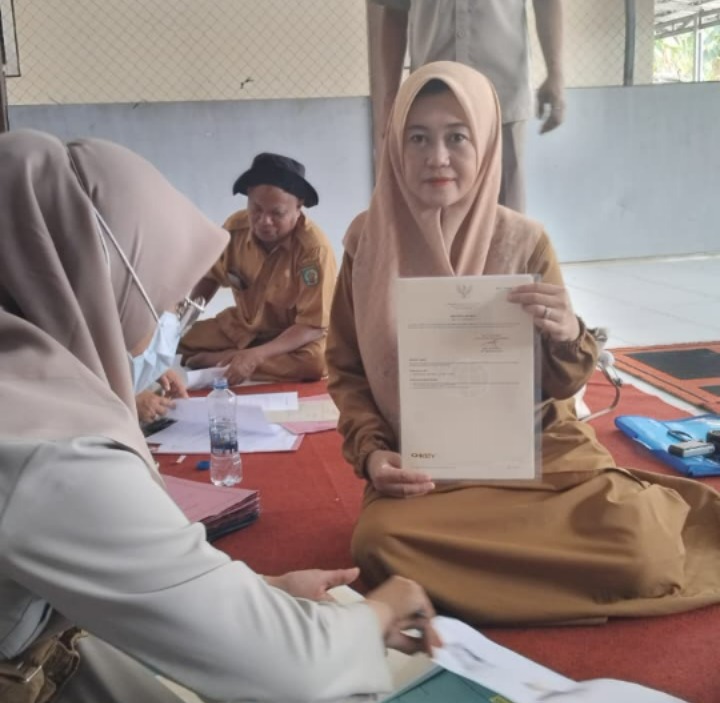 Kantah Balangan menyerahkan sertipikat PTSL kepada warga Desa Mantimin
