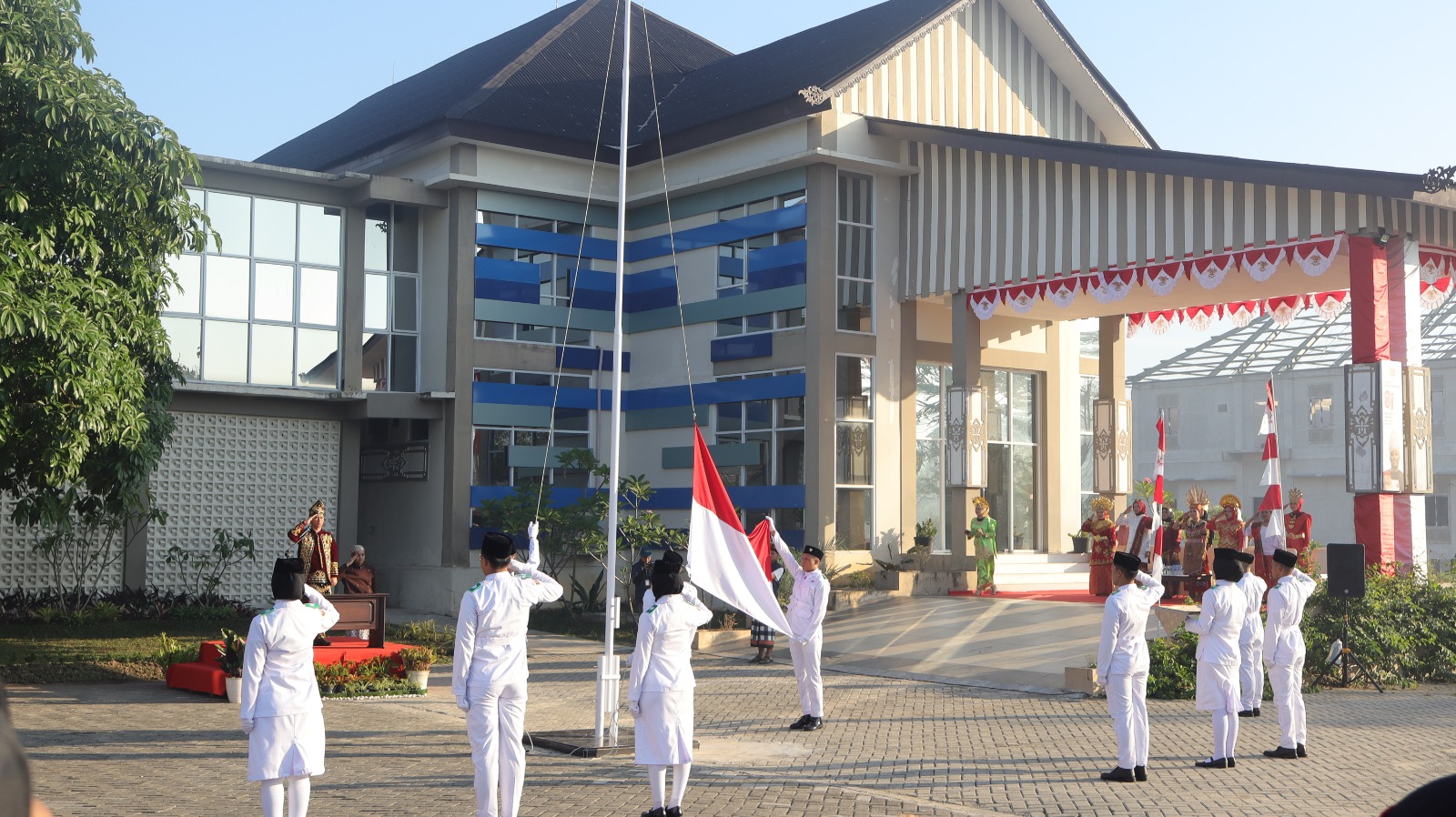 Jajaran Kantah Balangan mengikuti upacara HUT ke-81 Republik Indonesia di Kanwil BPN Kalsel