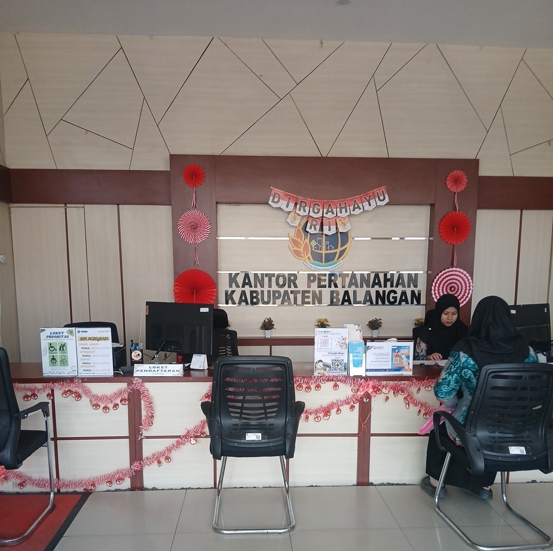 Petugas loket Kantah Balangan melayani masyarakat dengan ramah